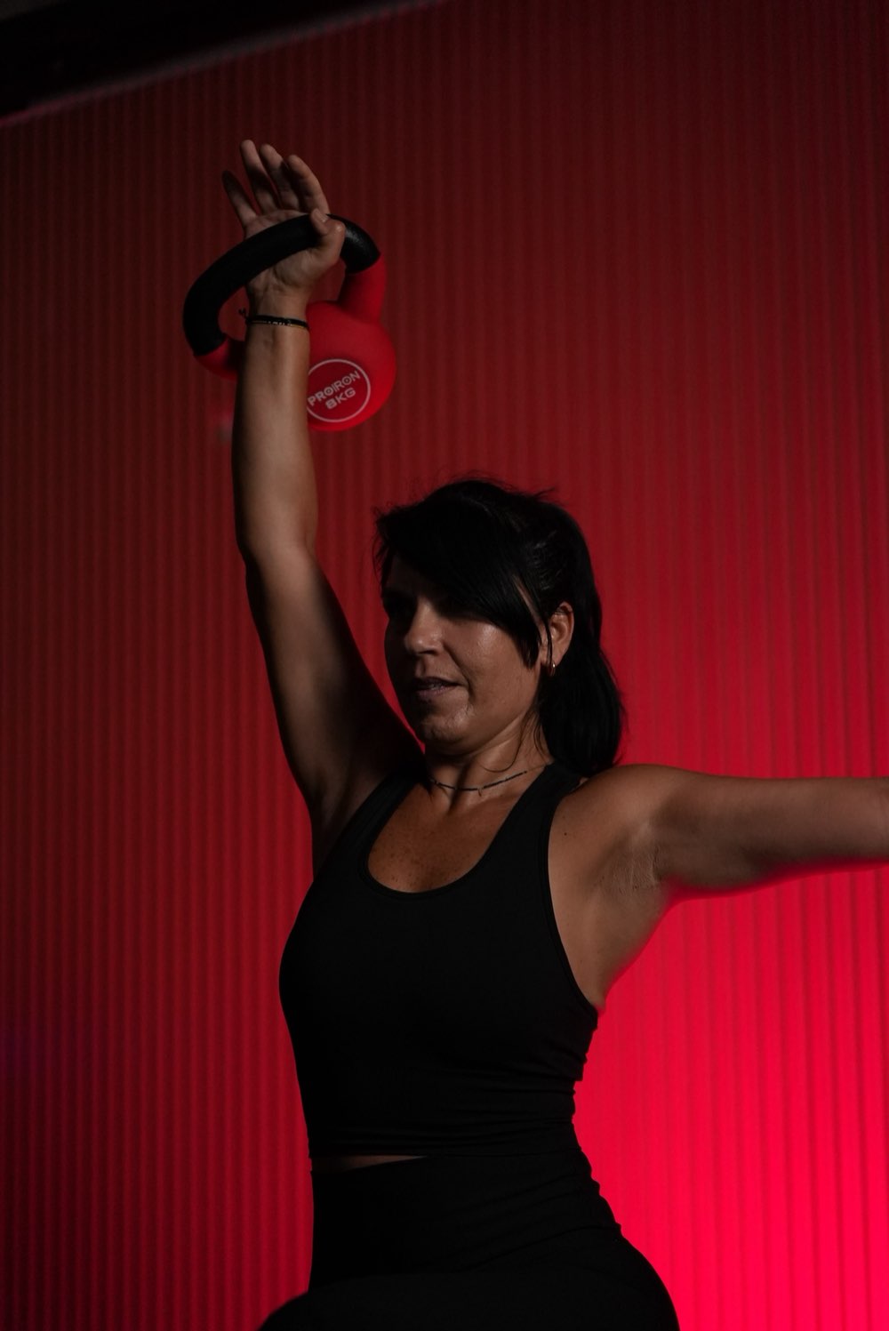 Karla Dellepiane entrenando con kettlebell